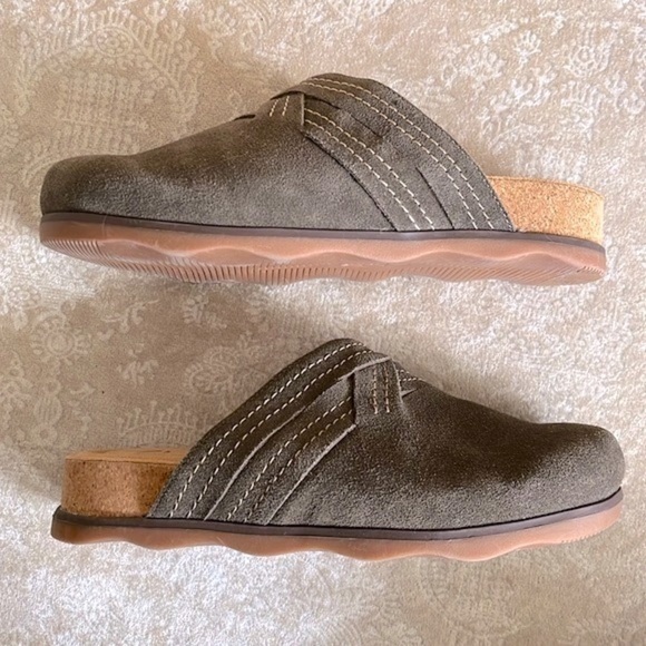 Brand New Clarks Genuine Suede Slip On Clogs Dark Olive Brynn Comfort Slide Mule - Picture 11 of 16